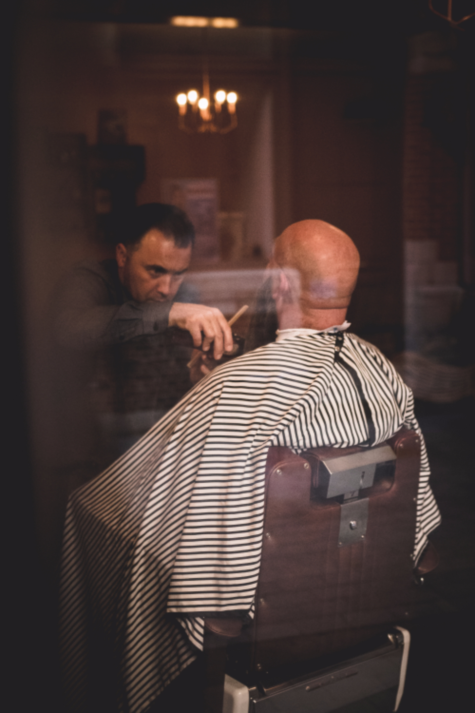 Interior de la barbería Roble y Navaja en Madrid